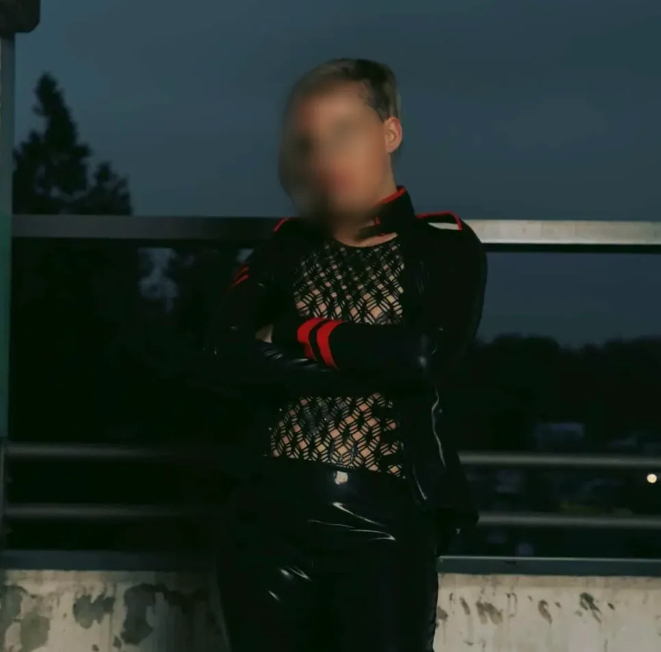 Mónika, 38